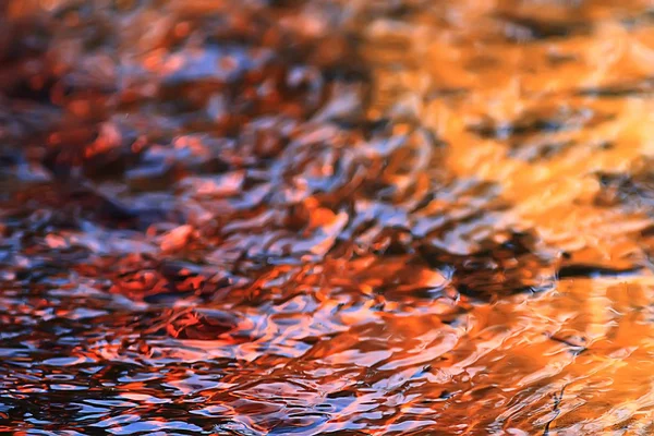 茶色の流れ上の抽象的な背景波紋 沼地の水質茶色 — ストック写真