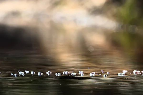 水流の表面の気泡 澄んだ自然の水 速い流れ 小さな川の抽象的な背景 — ストック写真