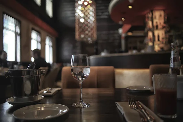 Εσωτερικό Εστιατόριο Επιτραπέζια Μαχαιροπίρουνα Και Επιτραπέζια Σκεύη Ένα Τραπέζι Ένα — Φωτογραφία Αρχείου