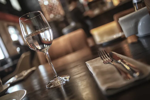 Πιρούνι Και Μαχαίρι Που Εξυπηρετούν Στο Εσωτερικό Του Εστιατορίου Τραπέζι — Φωτογραφία Αρχείου