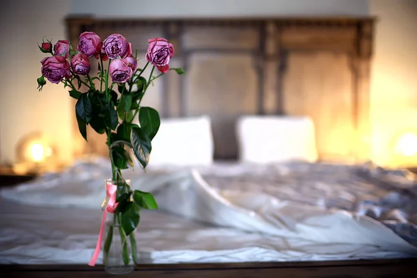 Yatakta Gül Buketi Romantizm Kavramı Balayı Arka Plan — Stok fotoğraf