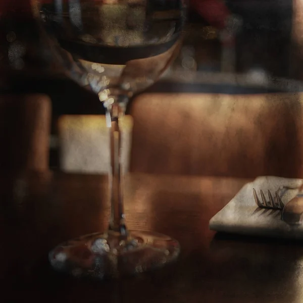 Glas Rode Wijn Vintage Achtergrond Oude Vat Wijn Alcohol Proeven — Stockfoto