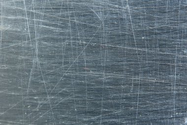 Metal, metaldeki mavi arkaplan çiziklerini soyut / boş çerçeve çizer