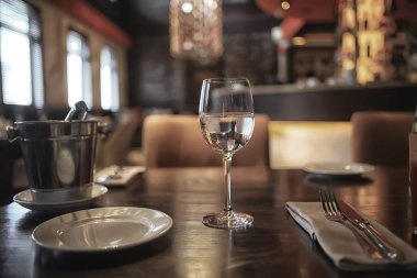 bir kafede bir masada iç restoran sofra / çatal ve sofra, güzel catering sanayi