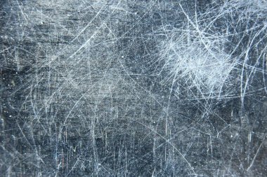 Metal, metaldeki mavi arkaplan çiziklerini soyut / boş çerçeve çizer