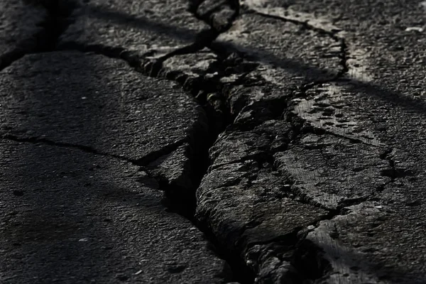 亀裂の質感のアスファルト アスファルト道路の抽象的な背景亀裂 — ストック写真