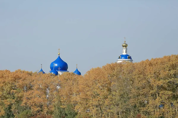 教会の夏の風景正統 夏の風景 ロシアの信仰宗教建築 — ストック写真