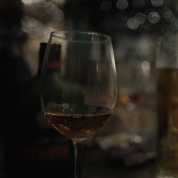 一杯红酒 复古背景 旧木桶酒 酒精品尝 — 图库照片