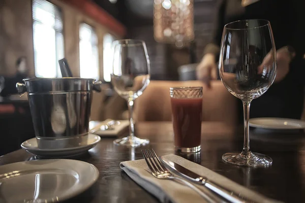カフェでレストラン テーブルの内部に提供フォークとナイフ 食品業界のケータリング メニュー — ストック写真