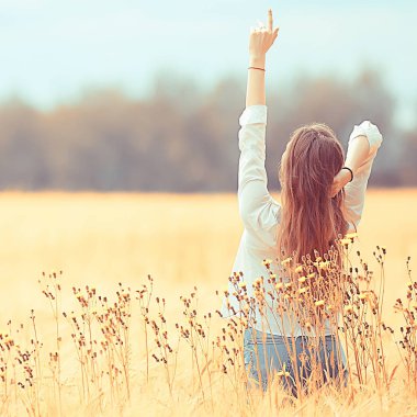 spikelets manzara / yetişkin genç kız portre, yaz bakmak, doğa ile sonbahar alanında mutlu kız