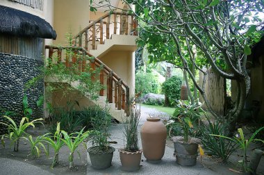 otel şezlong havuzu / tropikal otelde dinlenme, rahat dinlenme, rekreasyon