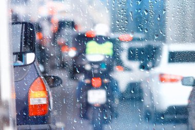 şehirde cam oto yol yağmur sonbahar gecesi / soyut sonbahar arka plan damla, oto trafik, araba ile romantik yolculuk
