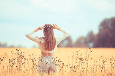 sonbahar alan kız sağlık / güzel genç model, bir yaz alanında manzara, sevimli mutlu model