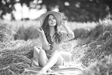 genç mutlu avrupa modeli / yaz tatili, yaz manzara doğada bir yürüyüş, tek başına yetişkin bir kız