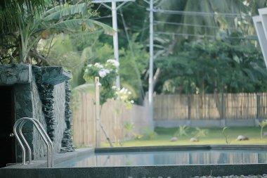 otel şezlong havuzu / tropikal otelde dinlenme, rahat dinlenme, rekreasyon