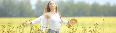 sonbahar alan kız sağlık / güzel genç model, bir yaz alanında manzara, sevimli mutlu model