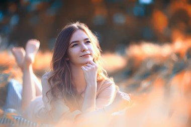 genç mutlu avrupa modeli / yaz tatili, yaz manzara doğada bir yürüyüş, tek başına yetişkin bir kız