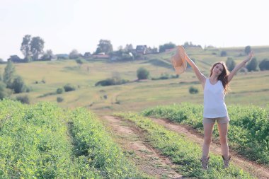 genç mutlu avrupa modeli / yaz tatili, yaz manzara doğada bir yürüyüş, tek başına yetişkin bir kız