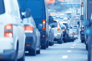 trafik sıkışıklığı / trafikte soyut kentsel görünüm yol manzara sıcak yaz günü