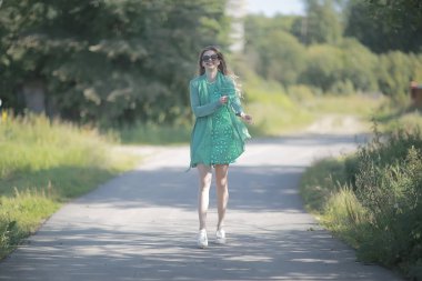 güneş gözlüğü neşeli sarışın / genç güzel kız, güneş gözlüğü, kadın yaz bakmak