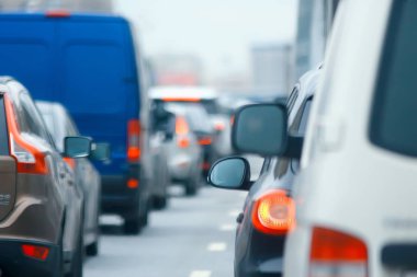 trafik sıkışıklığı / trafikte soyut kentsel görünüm yol manzara sıcak yaz günü