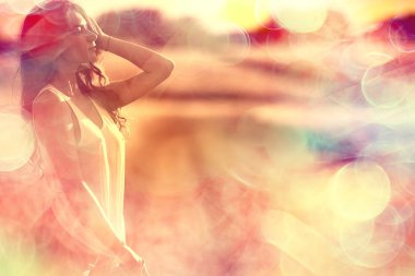 sarı buğday alanında mutlu genç yetişkin model / alanında yaz mutluluk kavramı kız