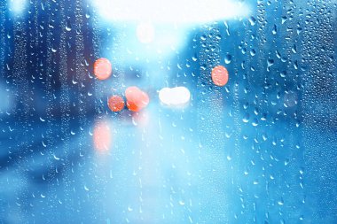 şehirde cam oto yol yağmur sonbahar gecesi / soyut sonbahar arka plan damla, oto trafik, araba ile romantik yolculuk
