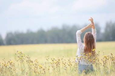 sonbahar alan kız sağlık / güzel genç model, bir yaz alanında manzara, sevimli mutlu model