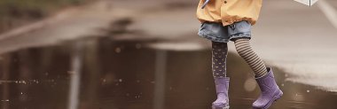 lastik botlar su birikintisi / sonbahar, konsept hava, yağmur, çocuklar için sıcak giysiler kız