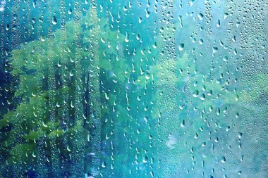 pencere bulanık arka plan dışında yağmurlu bir günde yaz yağmur ıslak cam / soyut arka plan manzara