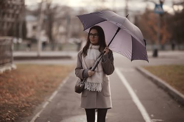 genç kadın şemsiye sonbahar / sonbahar trendy bakmak, şemsiye ile model, yağmurlu soğuk hava