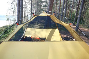 yaz ormanı içinde turist çadırı / ormanda yaz tatilleri, çadır içinde görünümü, kamp