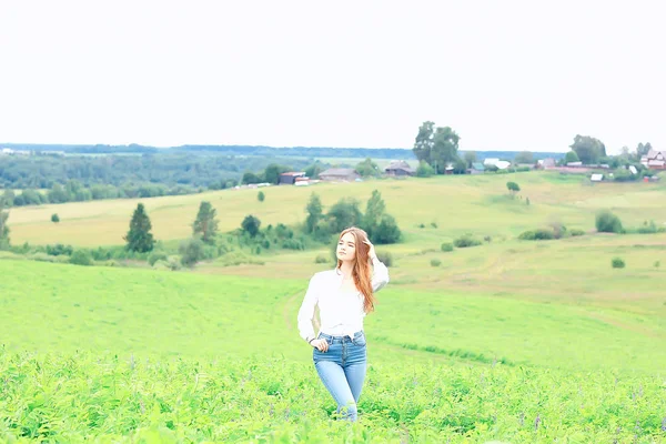 Höst Fält Flicka Hälsa Vacker Ung Modell Landskap Sommar Fält — Stockfoto