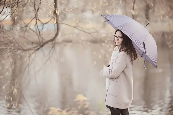 Ombrello Donna Autunno Pioggia Moda Ragazza Città Strada Stile Persone — Foto Stock