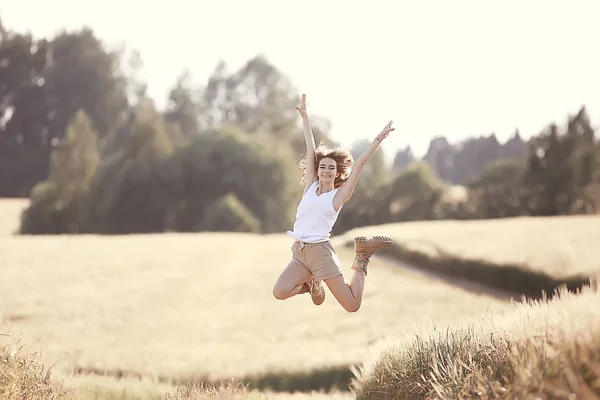 Vetefält Sommar Landskap Lycklig Ung Modell Frihet Och Avslappnings Koncept — Stockfoto