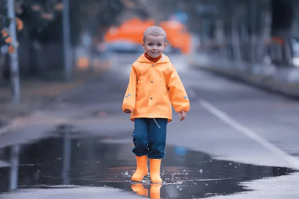 穿着雨衣的孩子在雨中在外面玩耍 季节性照片 秋天的天气 为孩子们穿暖和的衣服 — 图库照片