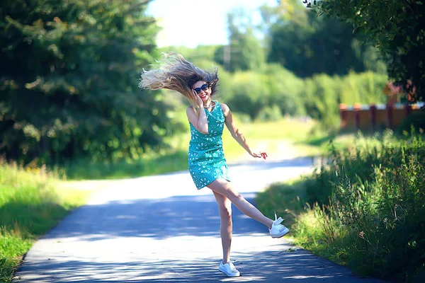 Játékos Felnőtt Fiatal Lány Nyári Kavarog Jumping Vidám Szép Modell — Stock Fotó