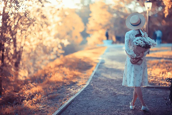 Romantique Fille Dans Chapeau Paille Vue Dos Fille Modèle Pose — Photo