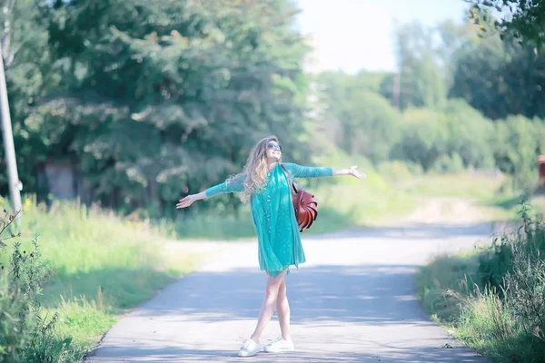 Sexig Blondin Promenad Sommarpark Urban Stil Glamorösa Ung Kvinna Urban — Stockfoto