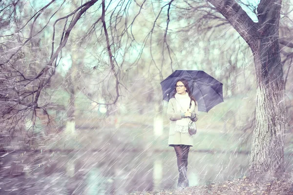 Őszi Esőcseppek Modell Eső Időjárás Lány Őszi Megjelenés Fröccsenés Esőcseppek — Stock Fotó