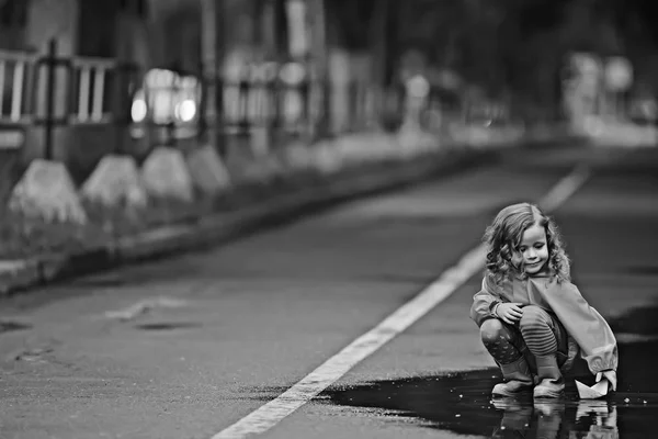 Mädchen Spielt Papierbooten Einer Pfütze Herbstspaziergang Park Ein Kind Spielt — Stockfoto