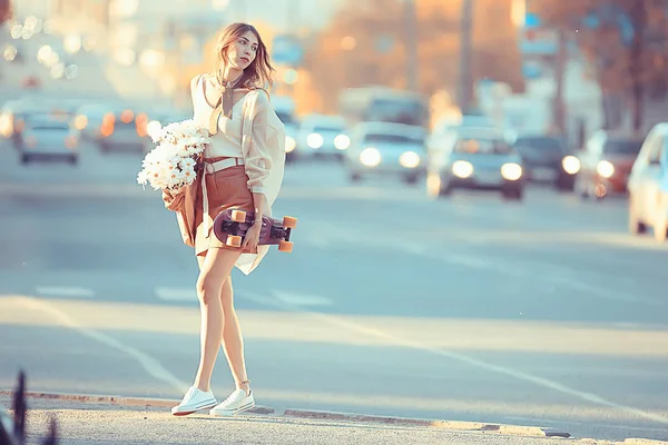 Menina Montando Skate Cidade Modelo Jovem Adulto Menina Rua Pleno — Fotografia de Stock