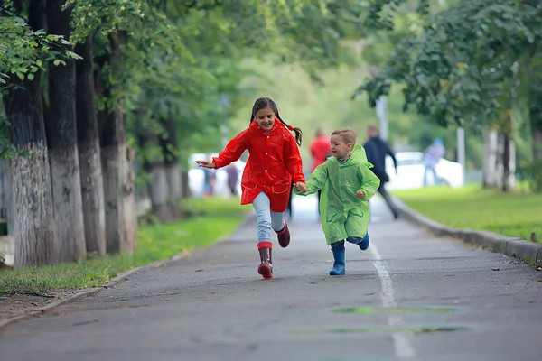 Bambini Corrono Impermeabili Parco Estivo Pioggia Camminare Fratello Sorella Bambini — Foto Stock