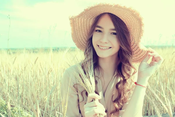 Menina Vestido Campo Trigo Conceito Feliz Férias Verão Modelo Campo — Fotografia de Stock