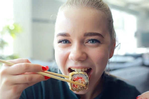 Chica Come Sushi Rollos Restaurante Cocina Oriental Comida Japonesa Modelo — Foto de Stock