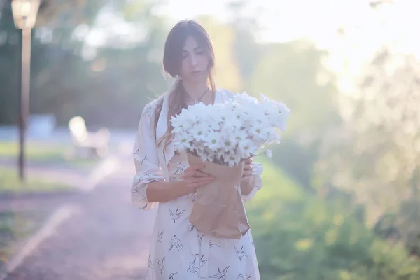 Chica Sosteniendo Ramo Flores Paseo Parque Romántico Joven Hermosa Linda —  Fotos de Stock