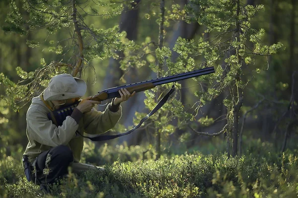 Mann Geht Sommer Auf Waldjagd Landschaft Wald Jäger Jagt Mit — Stockfoto