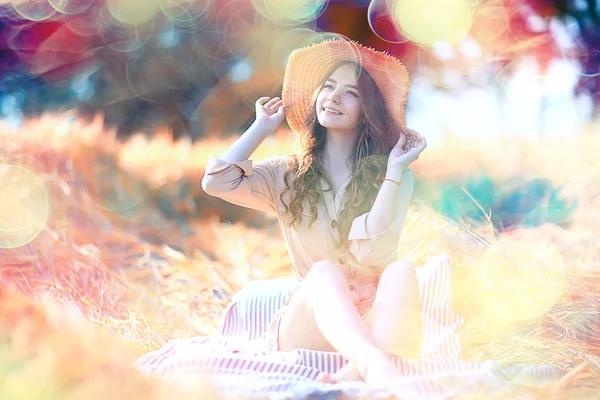 Glücklich Junge Erwachsene Modell Gelben Weizenfeld Sommer Glück Konzept Mädchen — Stockfoto