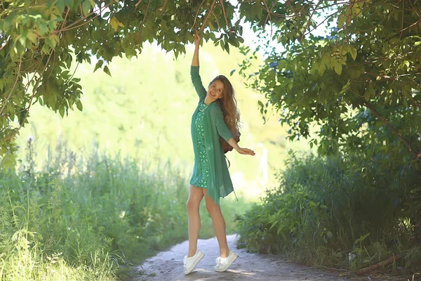 Sexy Bionda Passeggiata Estate Parco Stile Urbano Glamour Giovane Donna — Foto Stock