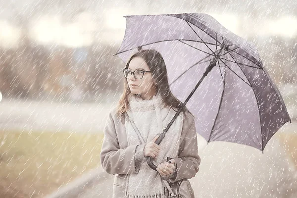 長い背景の女の子の傘 水平ビュー雨の秋の日傘を持つ若い女性 — ストック写真